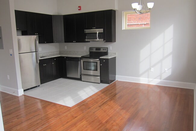 Building Photo - 1730 Bank St