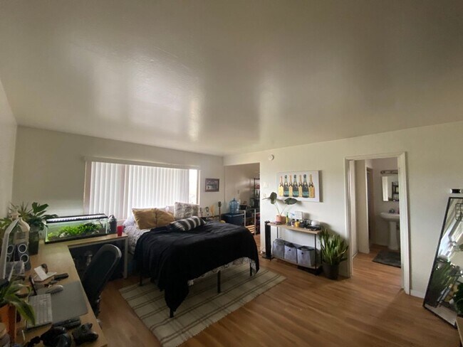 Foto del edificio - Coming Soon!! Downstairs studio, with water, trash and basic cable included!