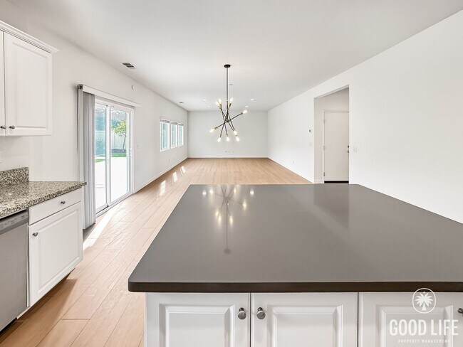 Foto del edificio - Beautiful 5Bd/3.5Ba Home in Cul-de-Sac in Riverside w/new Turf Back Yard and New Carpet!