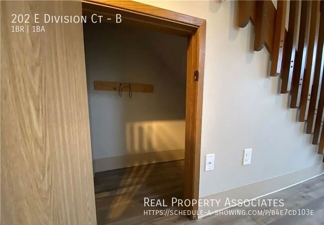 Foto del edificio - 202 E Division Ct