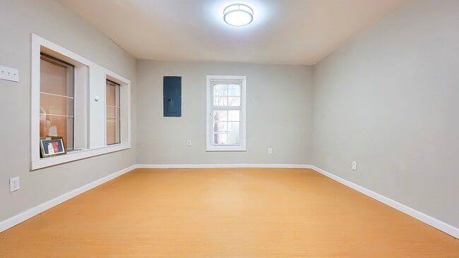 Foto del edificio - 2 BDRM 1 BATH