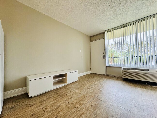 Foto del edificio - Best Deal in the area! Newly renovated Studio apartment - All Utilities Included!