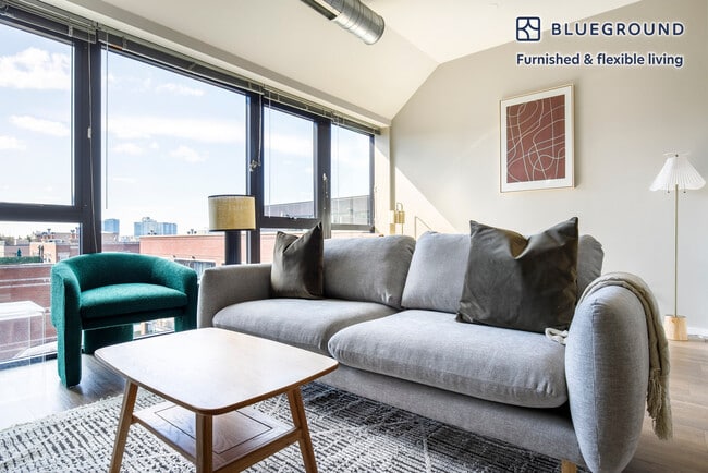 Building Photo - 211 W Scott St