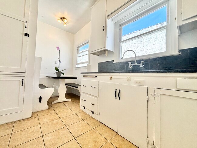 Building Photo - 1019 1/2 S Orange Dr Los Angeles, CA 90019