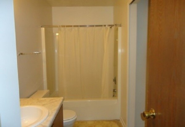 Building Photo - 2141 Adelpha Ave