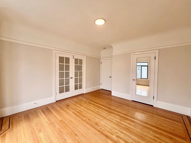 Building Photo - Top Floor 2BR/1BA + Newly Renovated Unit! ...