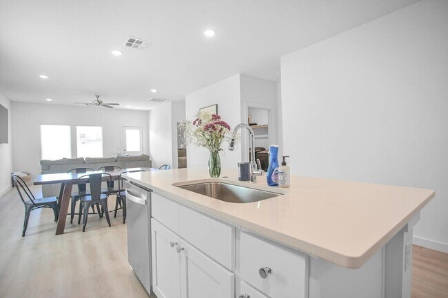 Foto del edificio - 613 E 14th St