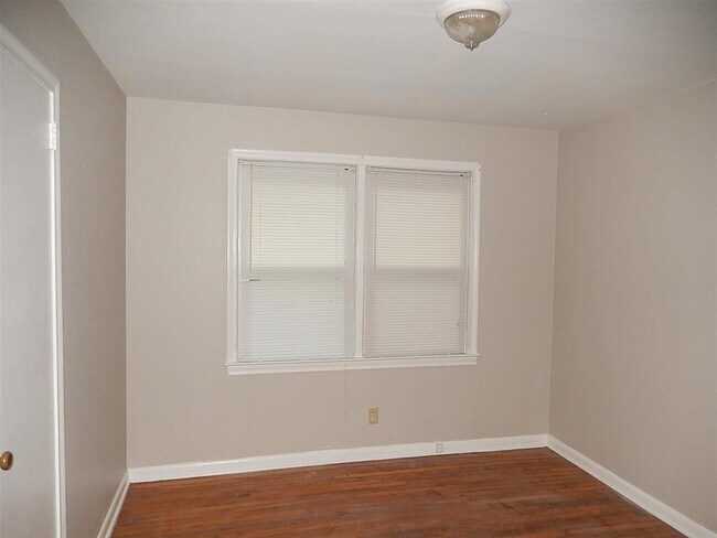 Foto del edificio - 1641 Mayhew St