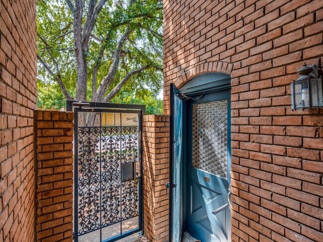 Foto del edificio - 6011 E University Blvd