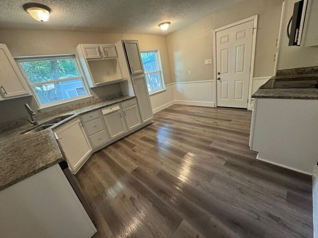 Building Photo - 3160 Chatsworth Dr