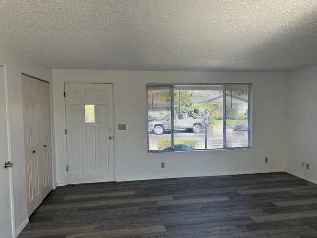 Foto del edificio - 2 bedroom 1 bath duplex in Springfield!