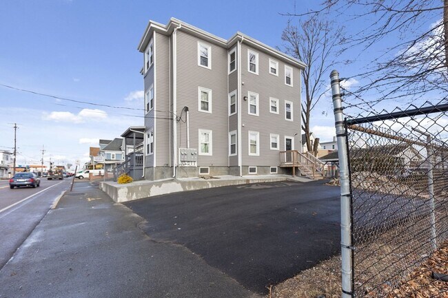 Building Photo - 692 Warren Ave
