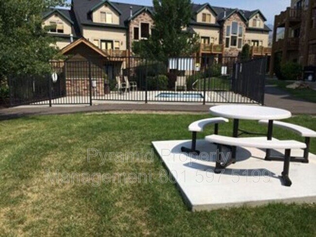 Building Photo - 5063 E Lakeview Dr
