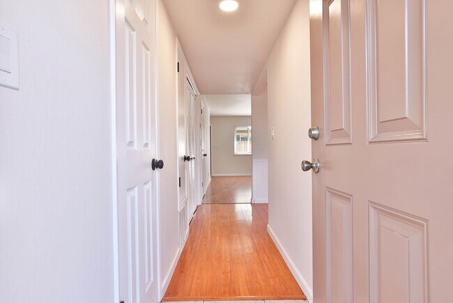 Foto del edificio - 1329 Essex Way