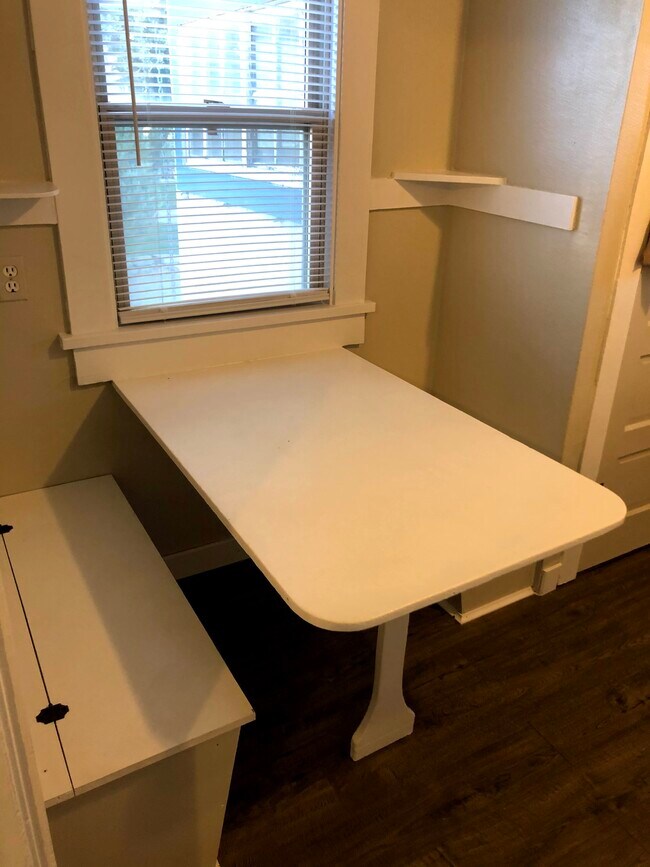 Breakfast Nook - 727 E Lewis St