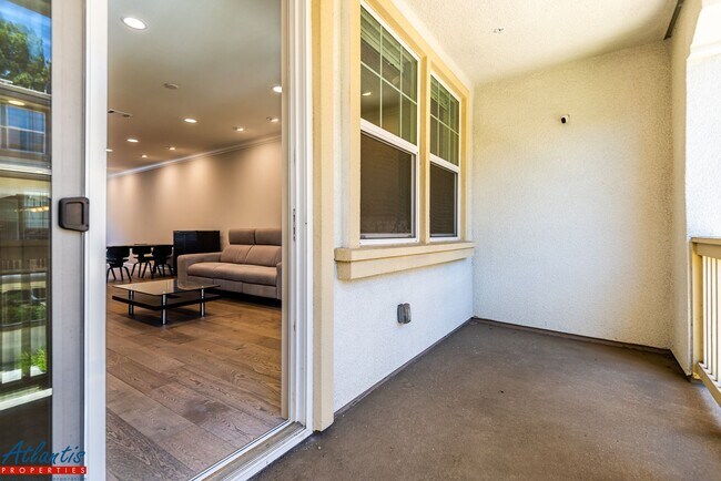 Building Photo - Gorgeous Condo | Premium Materials