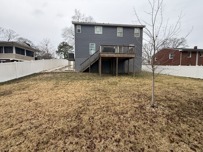 Building Photo - 1614 Hawthorne Dr