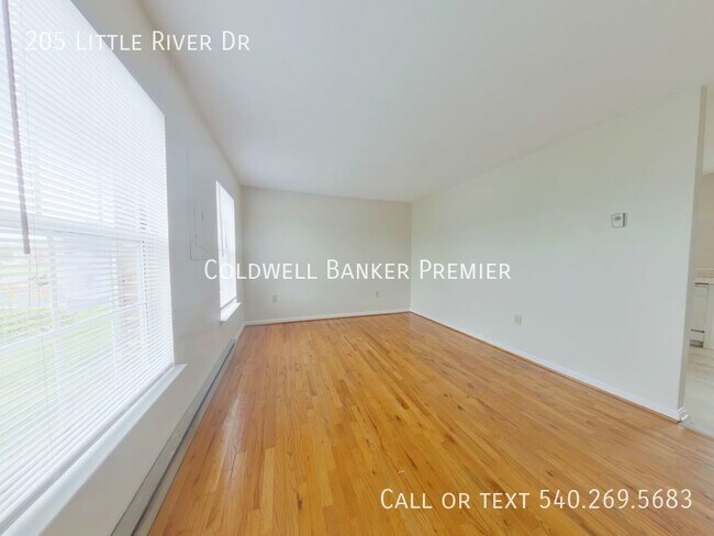 Foto del edificio - 205 Little River Dr