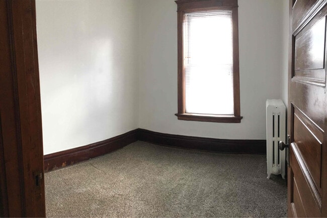 Building Photo - 423 N 1st Ave E