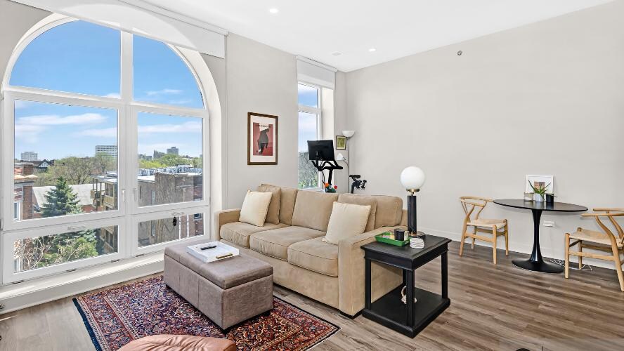 Primary Photo - 1502 W Ainslie St