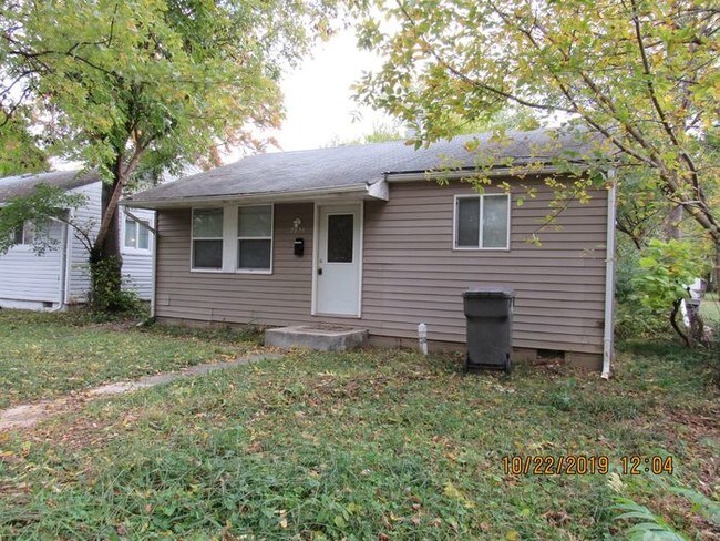 Building Photo - 2921 N Gladstone Ave