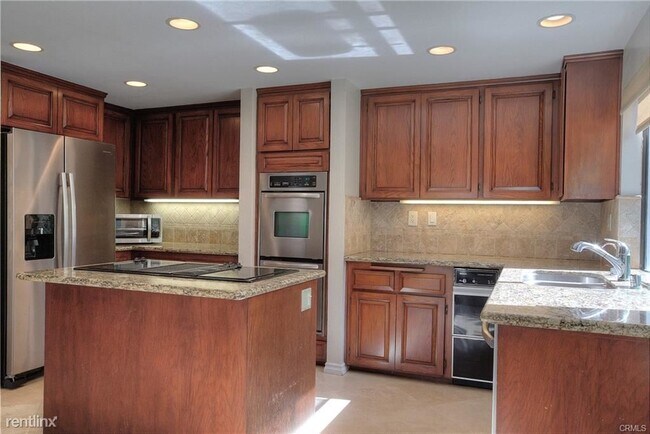 Building Photo - 4 br, 2.5 bath House - 5 Urbino