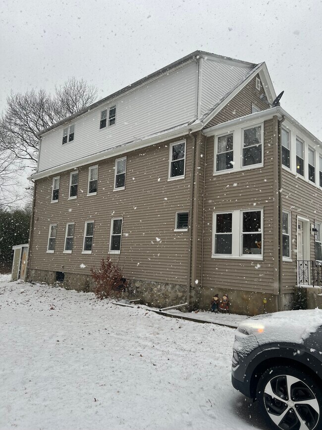 Building - 25 Holbrook Ave