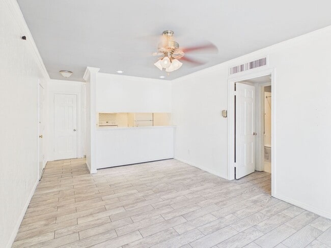 Building Photo - 1 bed/1 bath Condominium Ready for tenant!