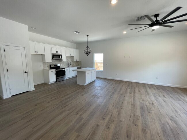 Building Photo - 513 Sabine St