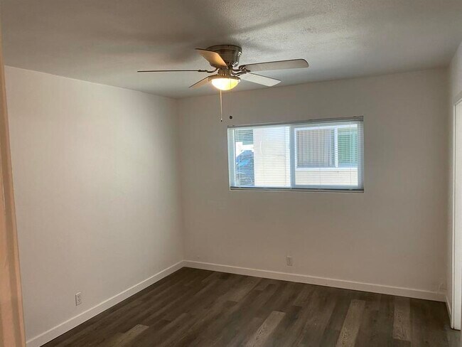 Building Photo - 1423 W Lingan Ln