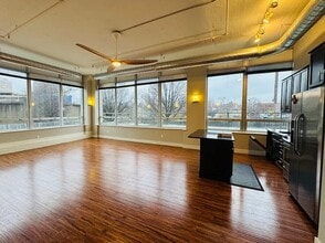 Building Photo - 207 E 6th St