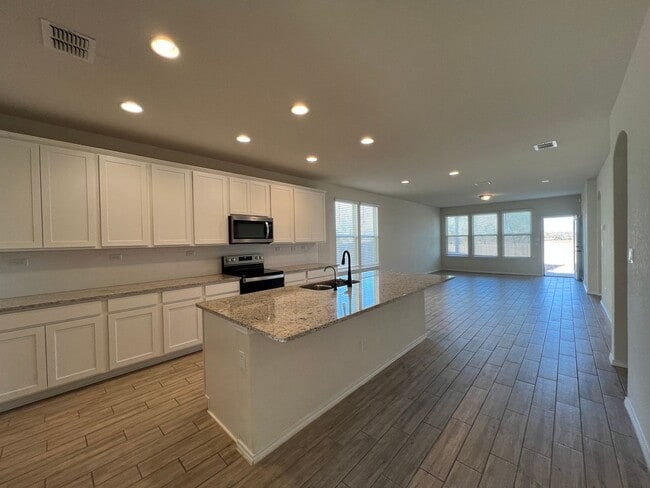 Building Photo - AWESOME 4/2 in Lily Springs