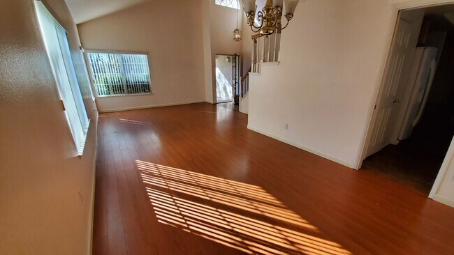 Building Photo - ( ( ( BEAUTIFUL 4 BEDROOM 3 BATH HOUSE!!! ...