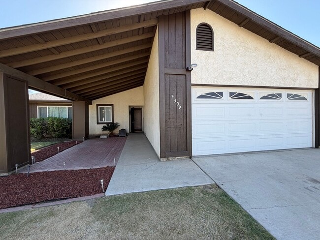 Building Photo - Wow Check out this 3 BD 2 BA SW Charmer near White Ln & Akers Road