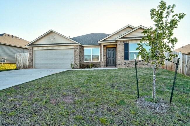 Building Photo - Gorgeous 4-Bedroom / 2-Bathroom Home in Mu...