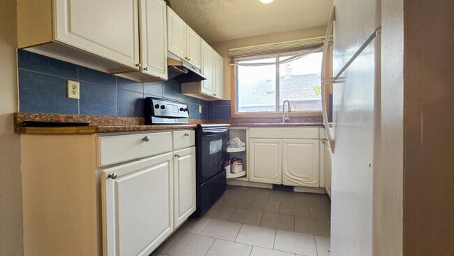 Building Photo - 3.0 bedroom in Calgary Alberta T2A 6P9