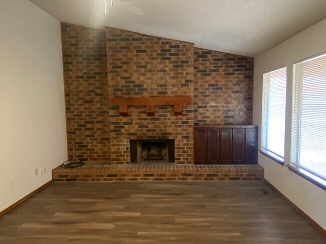 Foto del edificio - 3 bed 2 bath with all new applicances