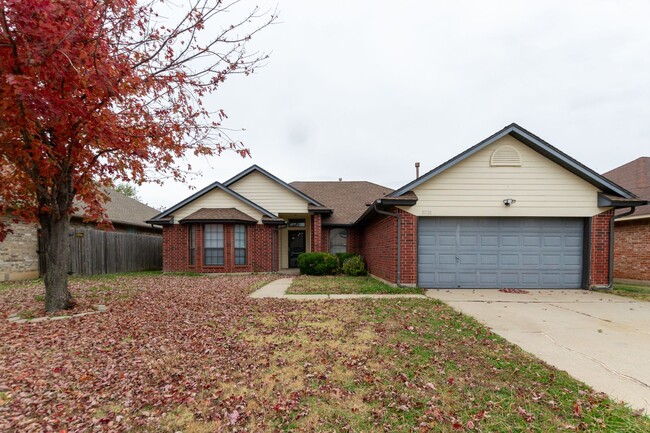 Building Photo - Discover Your Ideal Home: 3 Bed, 2 Bath wi...