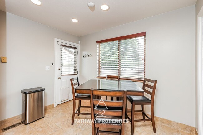 Building Photo - Well-Maintained 4 Bed / 2 Bath Single-Family Home with Separate Mother-In-Law Apartment – South S...