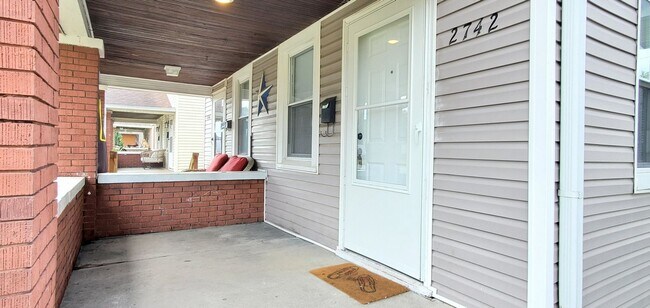 Foto del edificio - Updated 2 bedroom Townhouse - Garfield Park-South Neighborhood