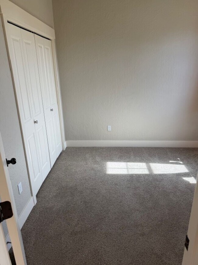 Foto del edificio - 5 bed/ 4 Bath Townhome in Cheney
