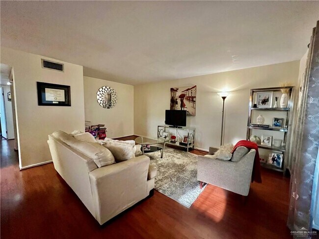 Foto del edificio - 2700 Parker Ln