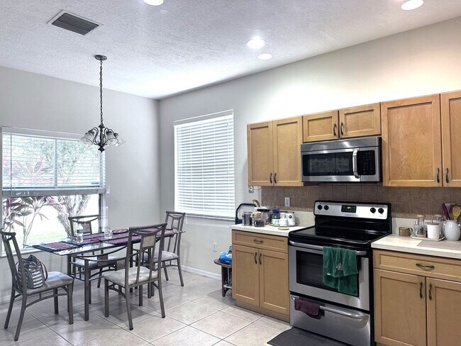 Building Photo - 3/2/2 In Lake Forest Port St lucie For Ren...