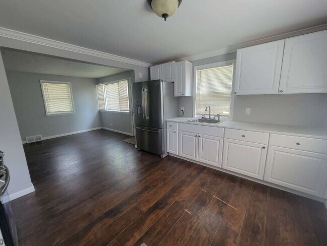 Building Photo - Beautifully Updated 2-Bedroom Unit – Prime...
