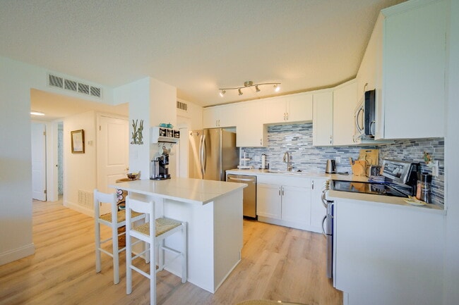 Foto del edificio - Available February 1st, 2026!  Cocoa Beach Waterfront Condo