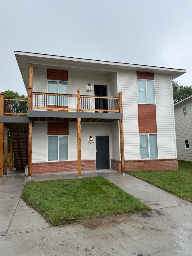 Foto principal - 5557-59 E 59th St N