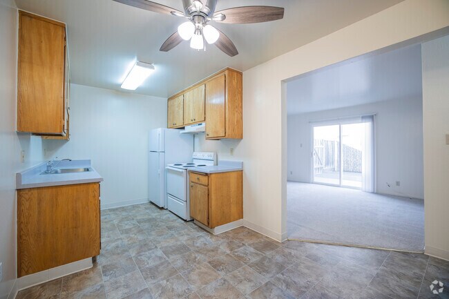 1 habitación, 1 baño - 570 pies cuadrados - Cocina - Newport Apartments