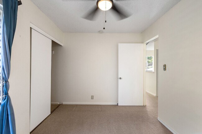 Building Photo - Comfortable 3 Bed 1.5 Bath Pet-Friendly Ho...