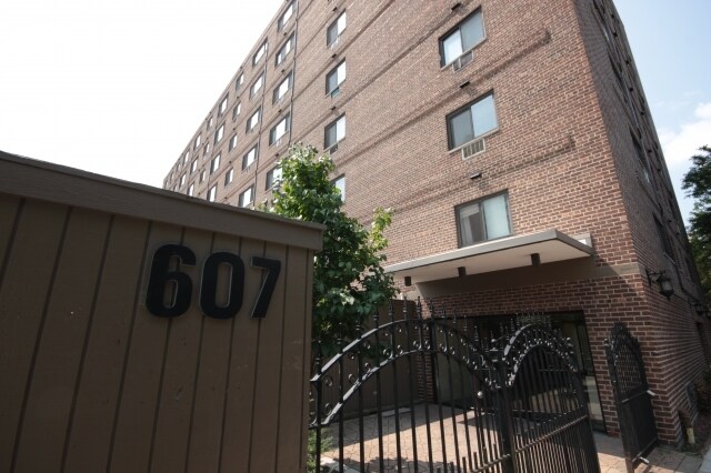 Primary Photo - 607 W Wrightwood Ave