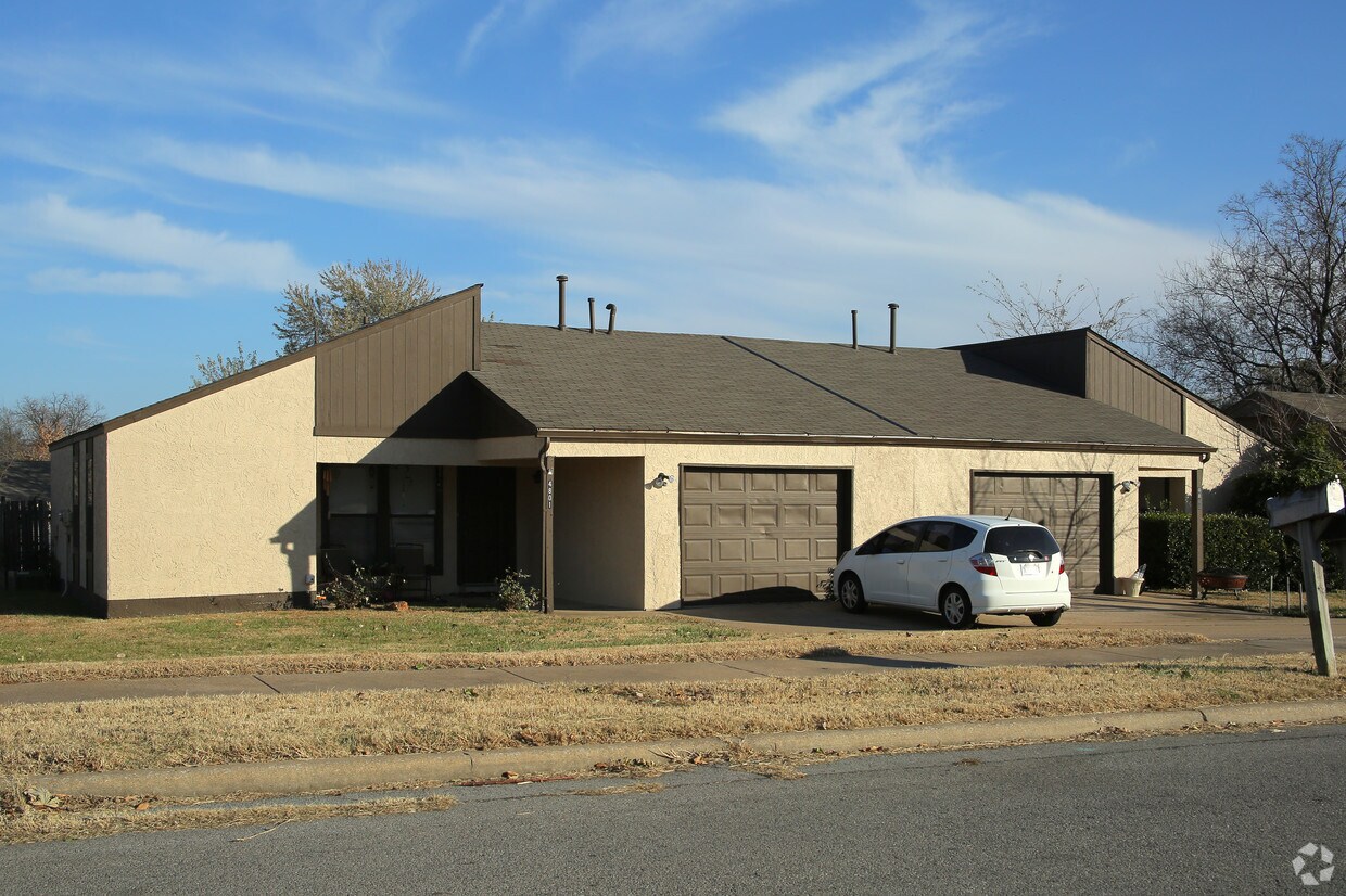 Foto principal - 4801-4901 SE Hickory Ave